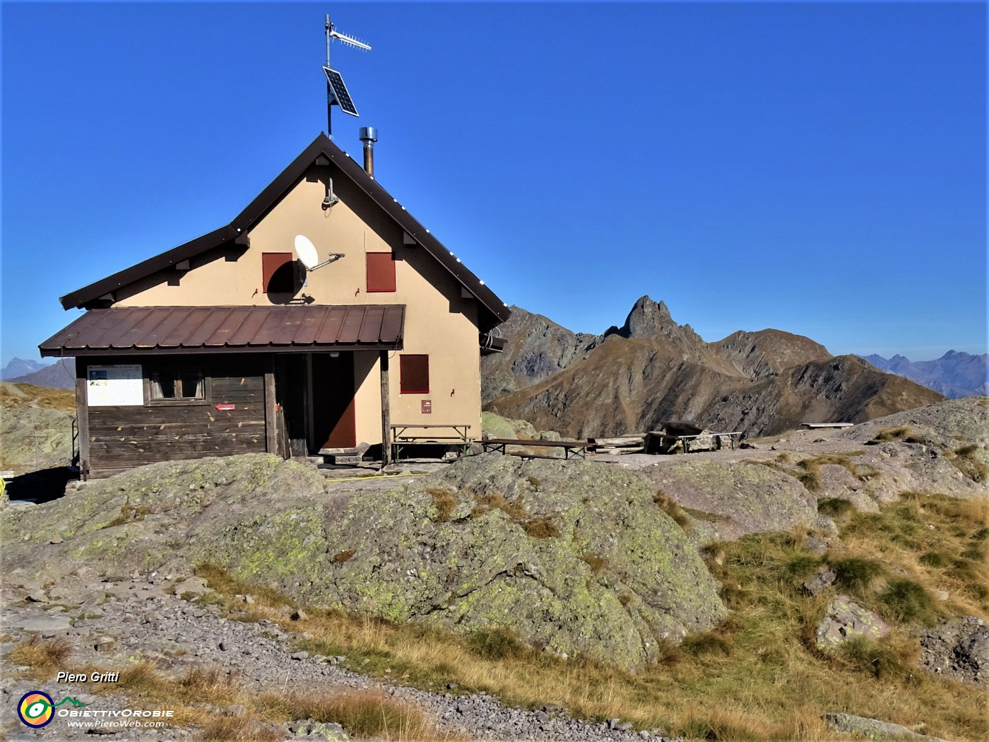 54 Il bel Rif. Benigni (2222 m) con vista sul monte Valletto (2372 m).JPG
